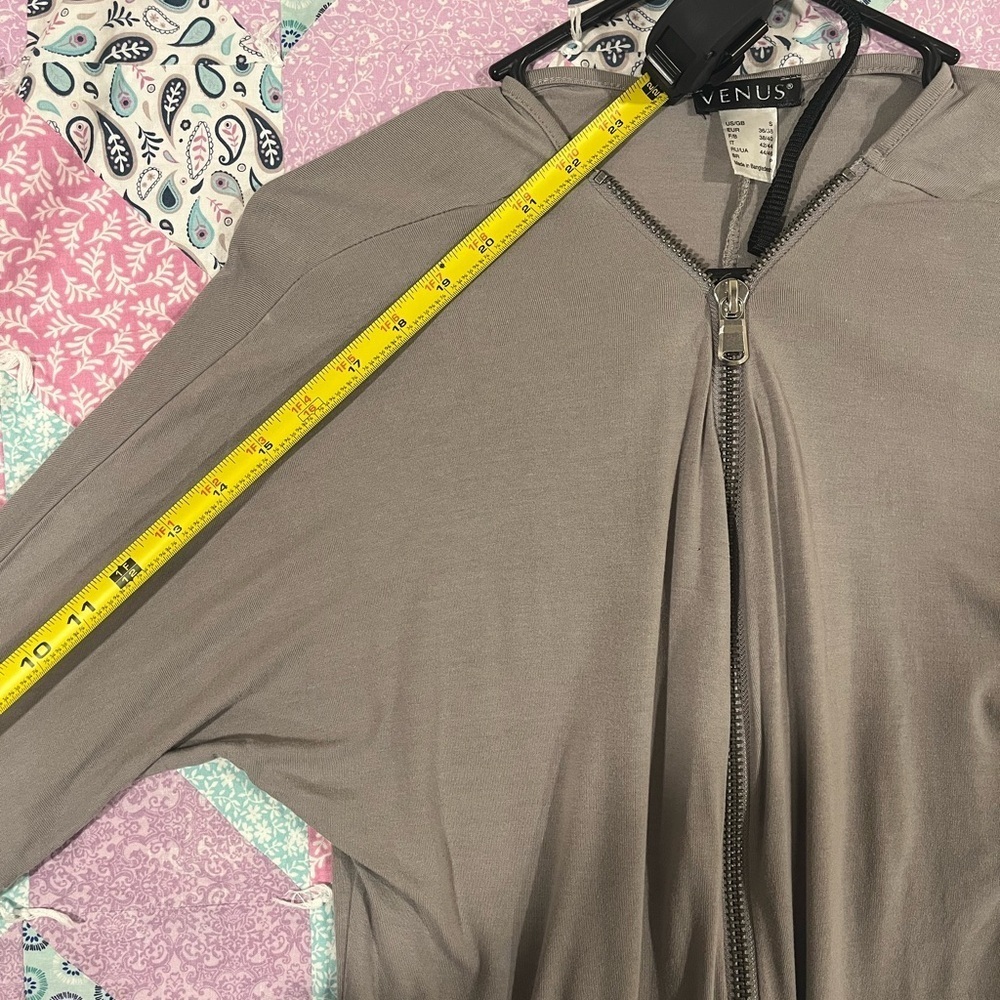 Venus Gray Quarter Length Sleeved Shirt - Size Small - Picture 5 of 8
